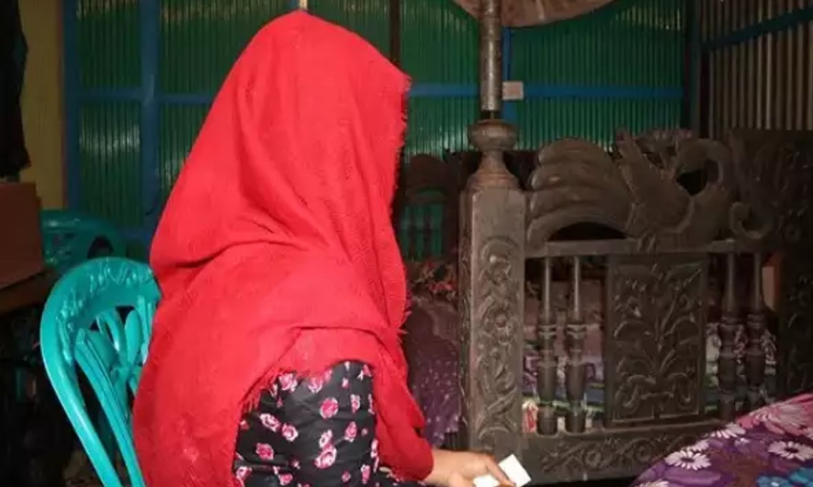 বিয়ে না করায় শিকলে বেঁধে মেয়ের মাথা ন্যাড়া করে দিলেন মা