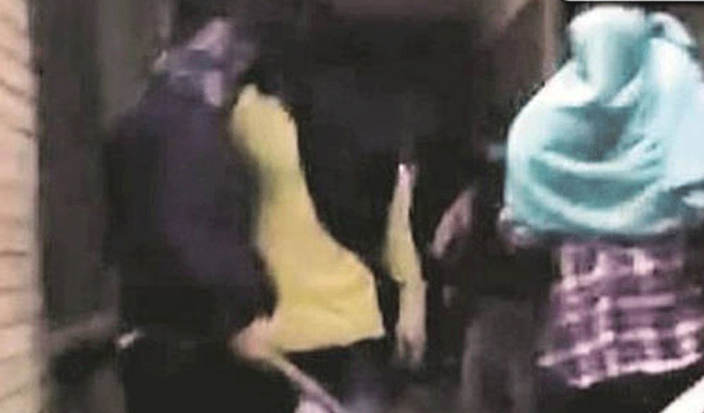 জেএনইউ-তে হামলা : মুখ ঢাকা সেই তরুণী চিহ্নিত