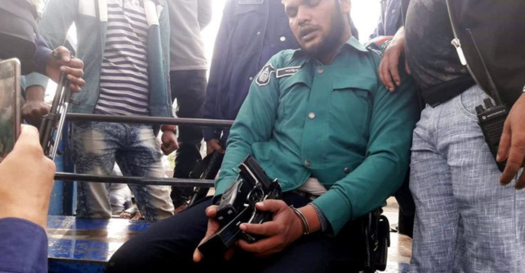 পুলিশের পোশাক পরে খেলনা পিস্তল দেখিয়ে প্রাইভেটকার ছিনতাই