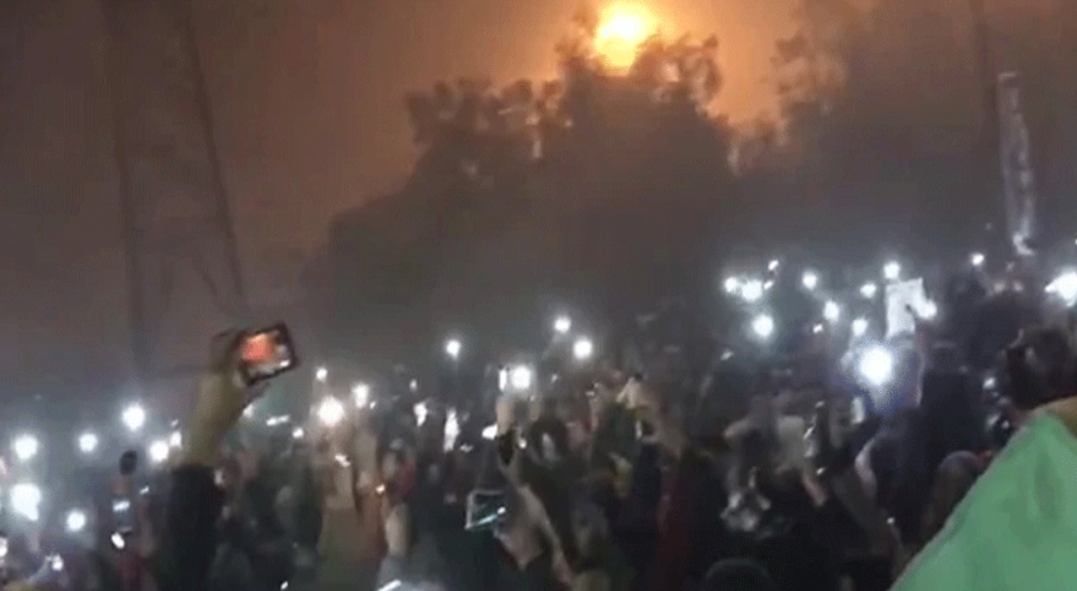 মধ্যরাতে দিল্লির রাস্তায় হাজারো নারীর ব্যতিক্রমী প্রতিবাদ