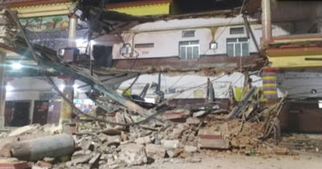 বর্ধমানে রেলস্টেশনের ভবন ধস, হতাহতের আশঙ্কা
