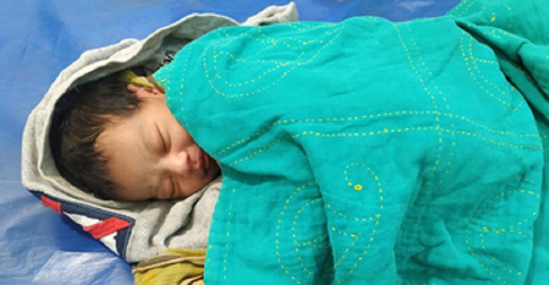 ভিক্ষুকের কোলে নবজাতক রেখে পালিয়ে গেল মা