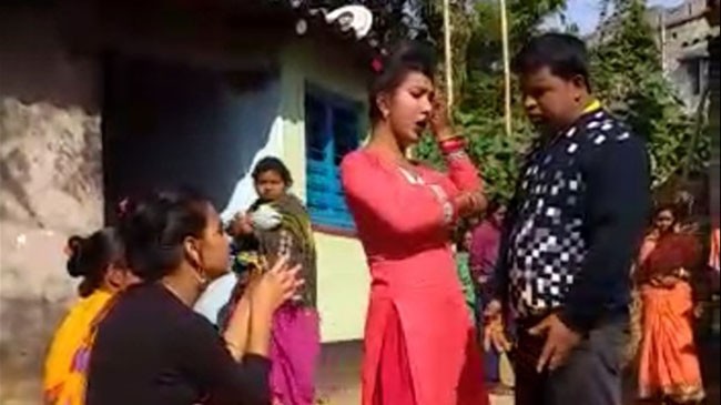 কোলে নিয়ে হিজড়াদের উল্লাস, প্রাণ গেল শিশুর