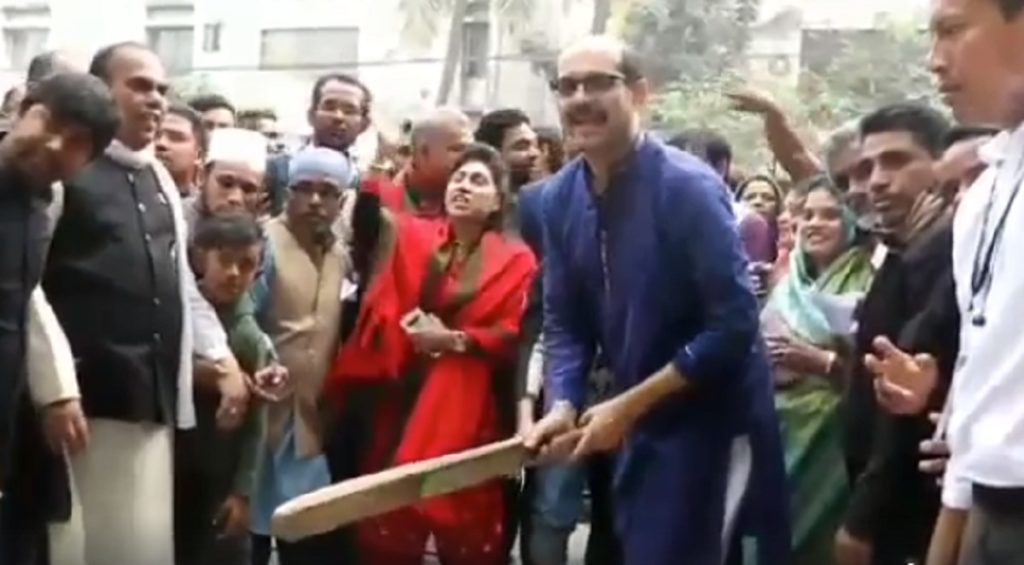 চা বানানোর পর এবার ব্যাট হাতে আতিকুল (ভিডিও)
