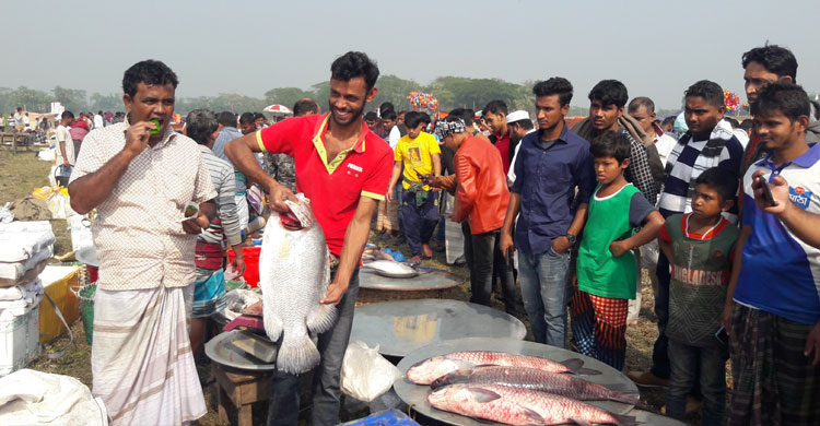 মাছের মেলায় বড় মাছ কেনার প্রতিযোগিতা