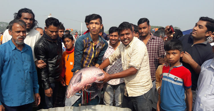 মাছের মেলায় বড় মাছ কেনার প্রতিযোগিতা