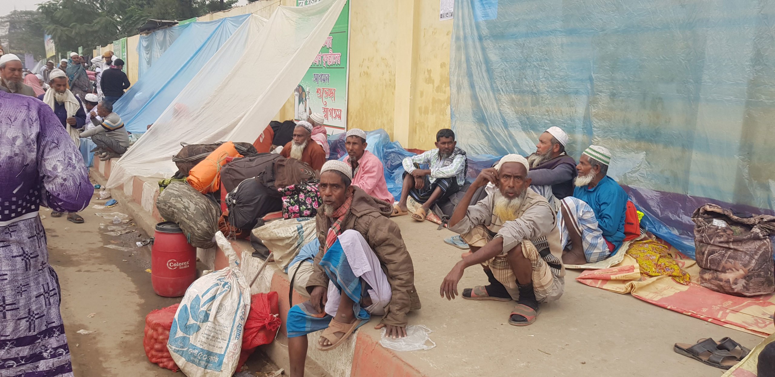 কানায় কানায় পূর্ণ ইজতেমা মাঠ, ফুটপাতে মুসল্লিদের অবস্থান