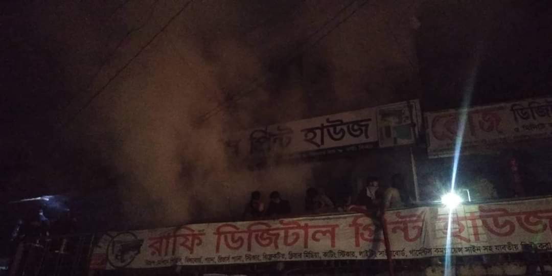 আশুলিয়ায় আজিজ মার্কেটে আগুনে পুড়ল ২০ দোকান