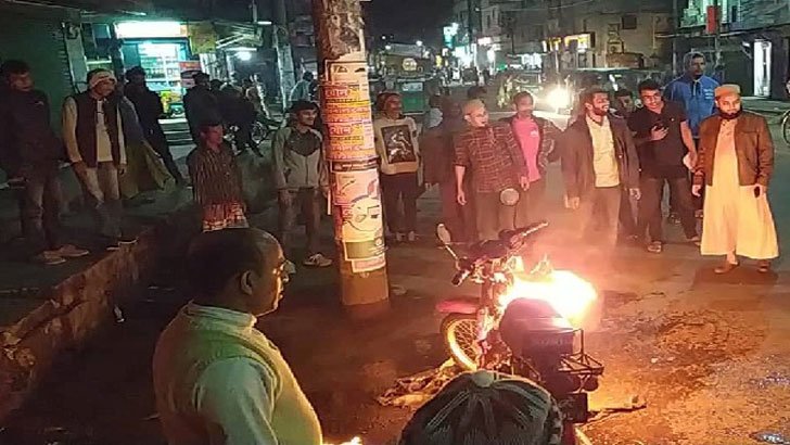 মোটরসাইকেলে হঠাৎ আগুন, অল্পের জন্য রক্ষা বাবা-ছেলের