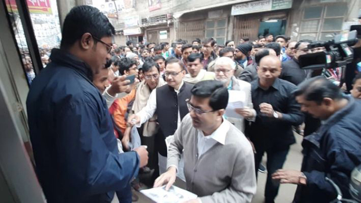 বিএনপি প্রার্থী ইশরাকের বাসায় গিয়ে ভোট চাইলেন তাপস
