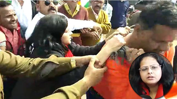 কথা না শোনায় বিজেপি নেতাকে পেটালেন নারী কর্মকর্তা, রণক্ষেত্র রাজগড় (ভিডিও)