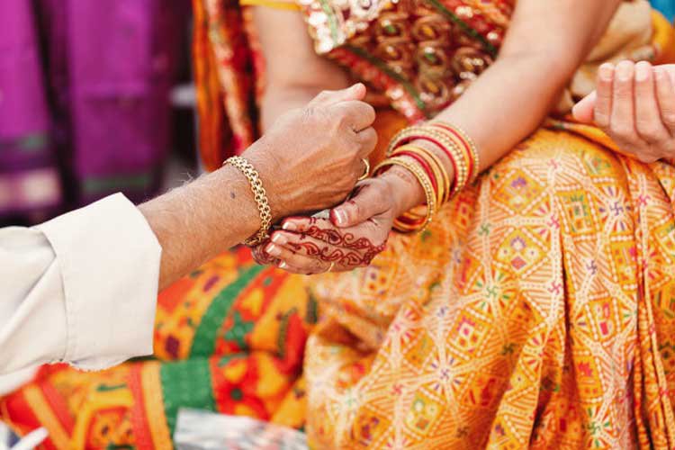 হবু শ্বশুরের চুমু কাণ্ড, বিয়ে ভাঙলেন কনে
