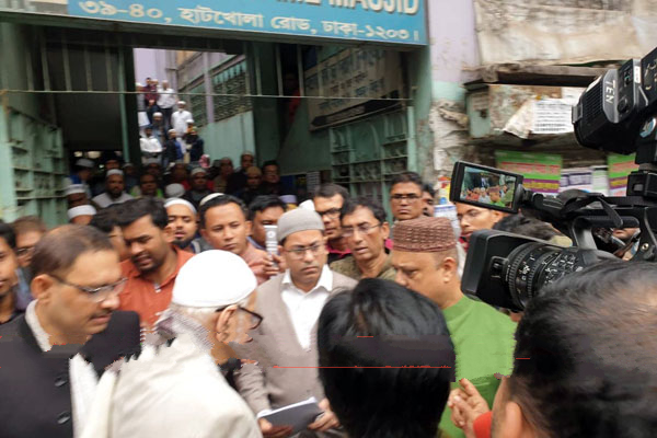 ইশরাকের বাসায় গিয়ে নৌকায় ভোট চাইলেন তাপস