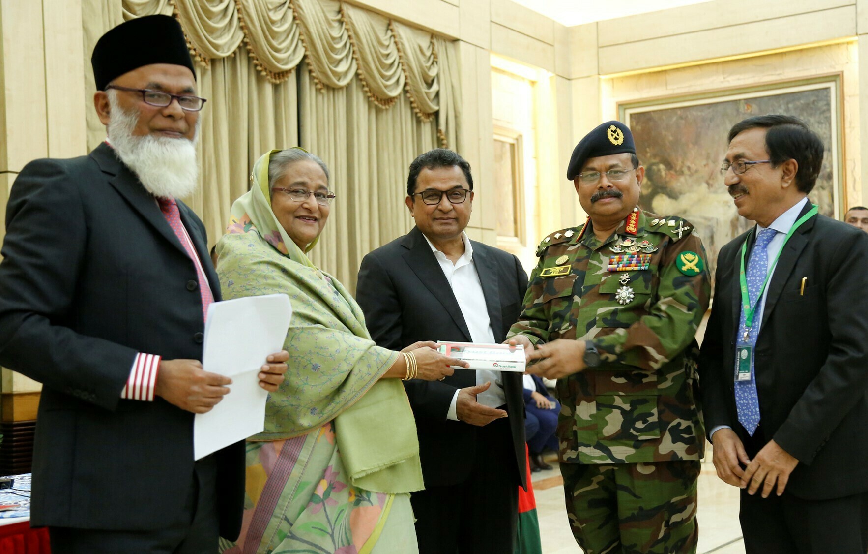 বঙ্গবন্ধু মেমোরিয়াল ট্রাষ্টকে ৫ কোটি টাকার চেক হস্তান্তর