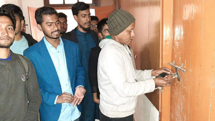 ২৪ দিন পর ডাকসু ভিপির কক্ষে প্রবেশ করলেন নুর