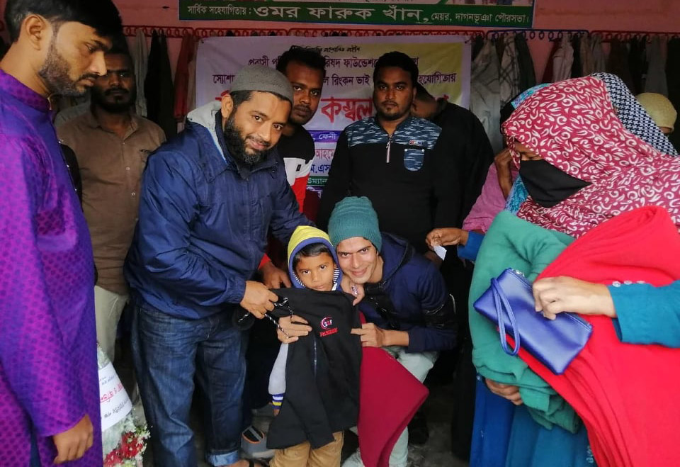 প্রবাসীর অর্থায়নে ‘মানবতার ঘর’ থেকে নতুন কাপড় পেল শীতার্তরা