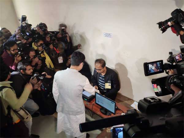 ধানমন্ডি সরকারি বালিকা উচ্চ বিদ্যালয় কেন্দ্রে ভোট দিলেন তাপস