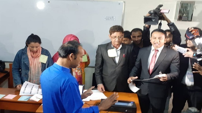 গুলশানে ভোট দিলেন ধানের শীষের প্রার্থী তাবিথ আউয়াল