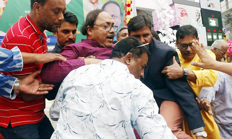 সংবর্ধনার মঞ্চ ভেঙে মাটিতে রাজশাহী সিটি মেয়র লিটন