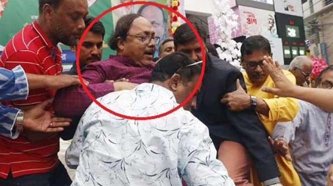 মঞ্চ ভেঙে অল্পের জন্য রক্ষা পেলেন মেয়র লিটন
