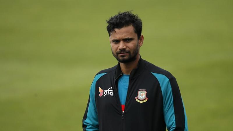 নিজেই ড্রাইভ করে স্টেডিয়ামে এলেন মাশরাফি