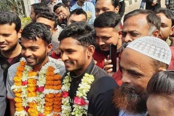 বগুড়ায় পৌঁছেই হৃদয় ও তামিম পেল বীরোচিত সংবর্ধনা