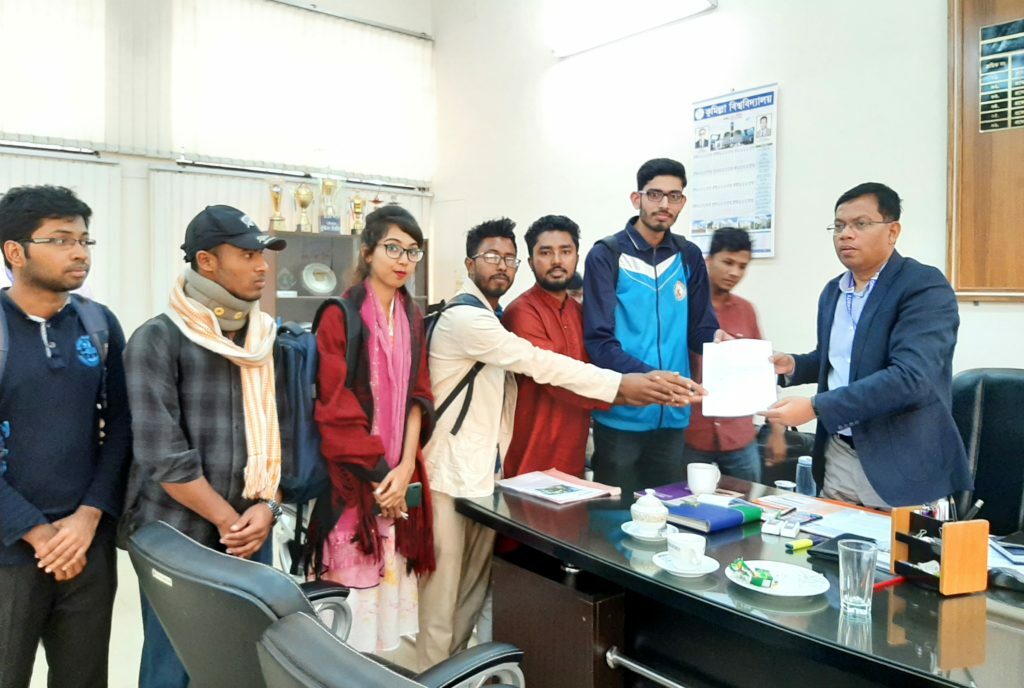 নির্বিচারে পাহাড় কাটার প্রতিবাদে অভয়ারন্য’র স্মারকলিপি