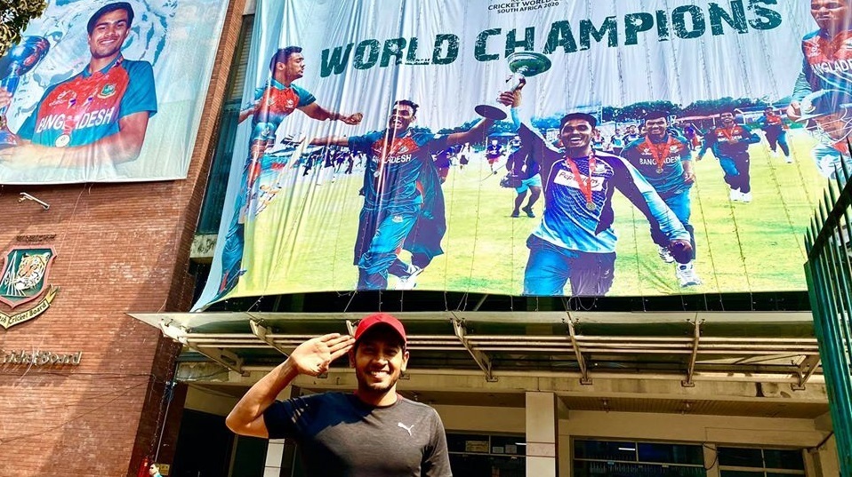বিশ্বকাপজয়ী আকবরদের স্যালুট জানালেন মুশফিক