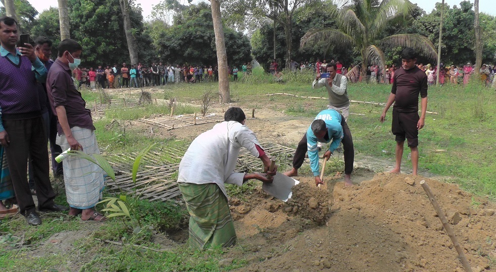 মৃত্যুর ৪ মাস পর কবর থেকে মরদেহ উত্তোলন