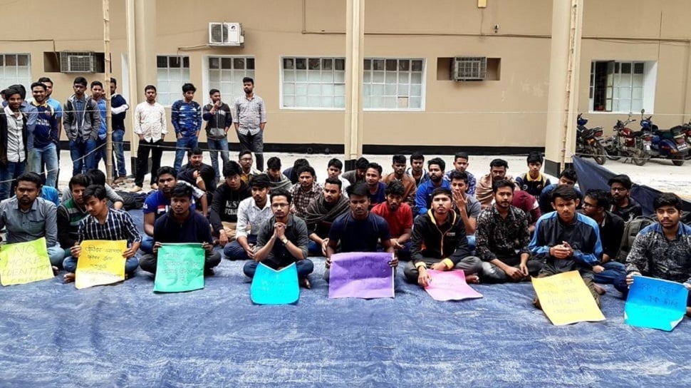 বিভাগের নাম পরিবর্তনের দাবিতে আমরণ অনশনে রাবি শিক্ষার্থীরা