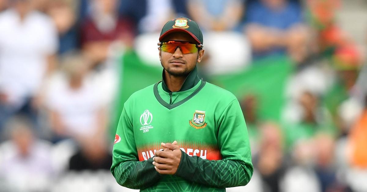 মুহুর্মুহু করতালি আর স্লোগানের মধ্যে মাঠে প্রবেশ করলেন সাকিব