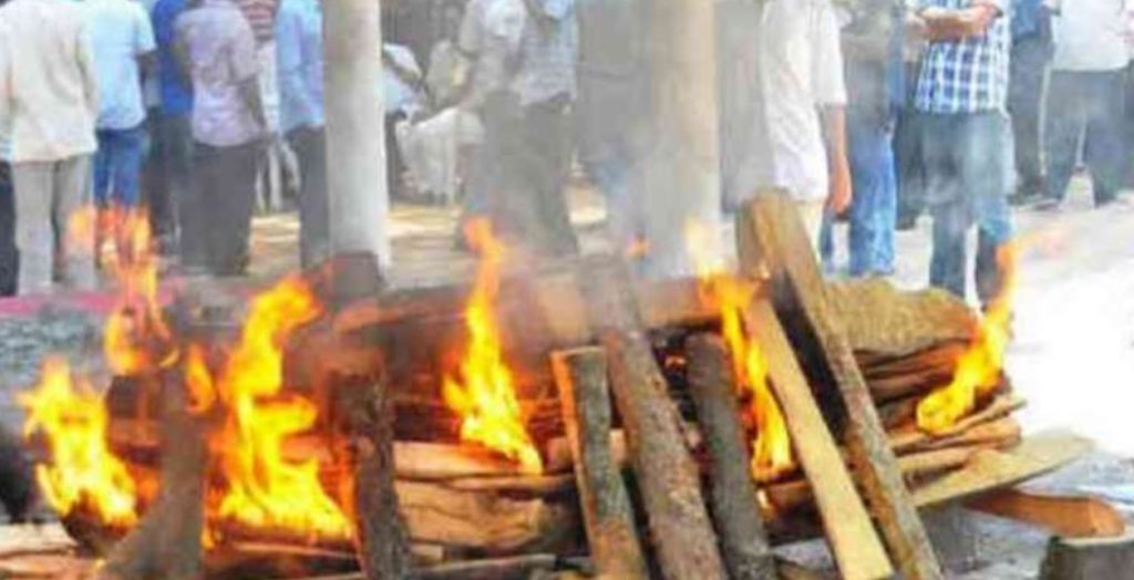 মায়ের মৃতদেহ নিতে অস্বীকার ছেলে-মেয়ের, শেষকৃত্য সম্পন্ন করল মুসলিম পরিবার