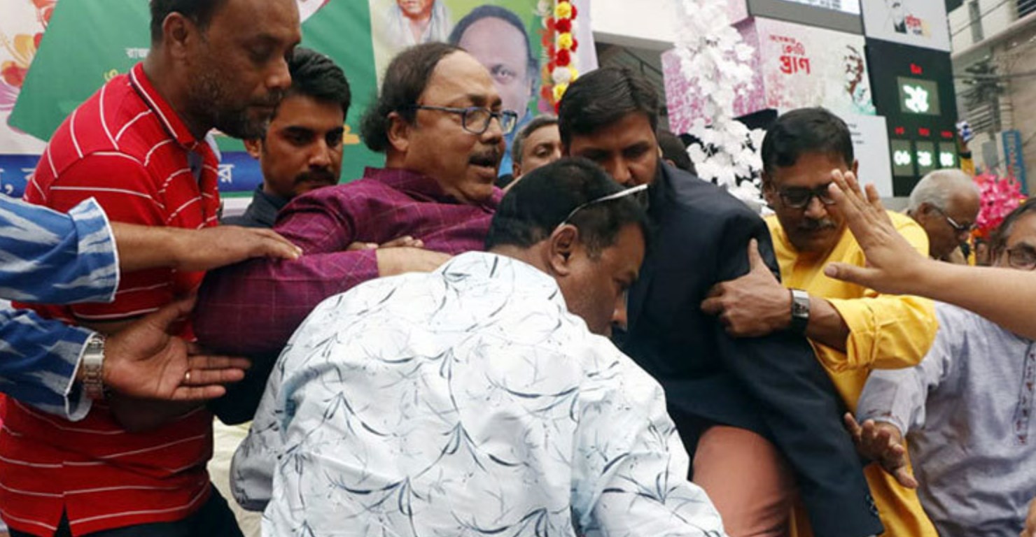 মঞ্চ ভেঙে পড়ে গেলেন রাসিক মেয়র লিটন