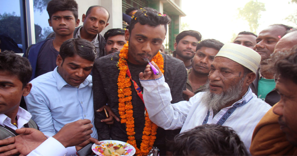 বিশ্বকাপজয়ী শরিফুলকে মিষ্টিমুখ করে বরণ করে নেন এলাকাবাসী