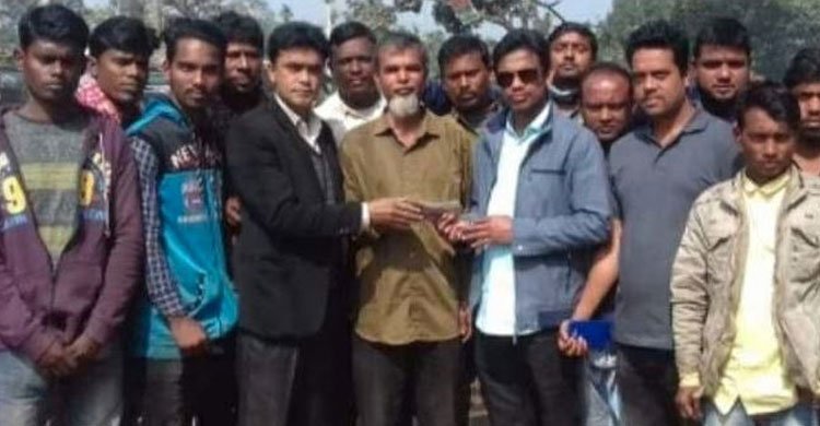 যাত্রীর ফেলে যাওয়া সোয়া ২ লাখ টাকা ফিরিয়ে দিলেন অটোচালক