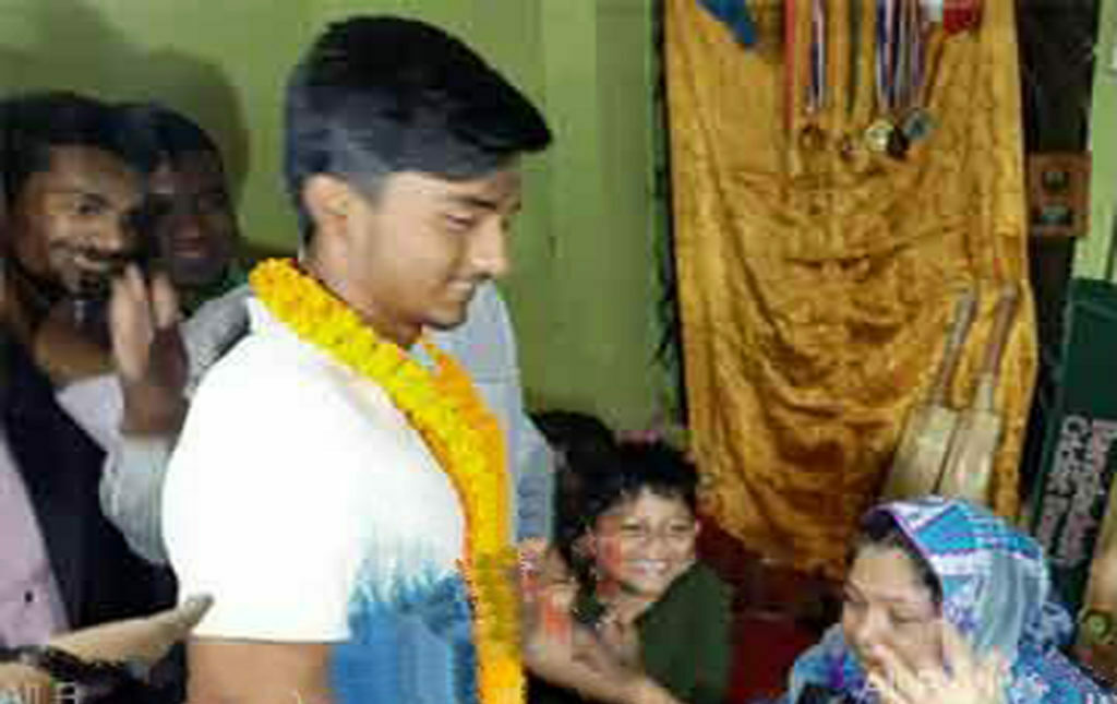 ধার করা ব্যাটে খেলেই বিশ্বজয় দীপুর