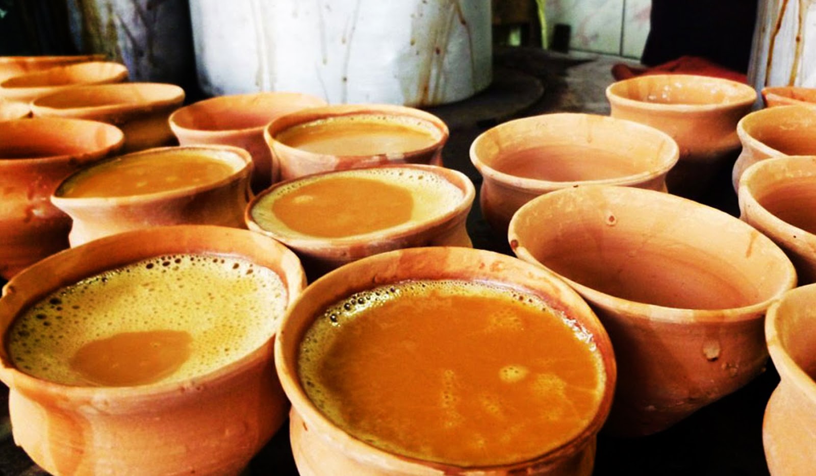 ফুটপাতে বসে এক কাপ চায়ের বিল ১০০০ টাকা!