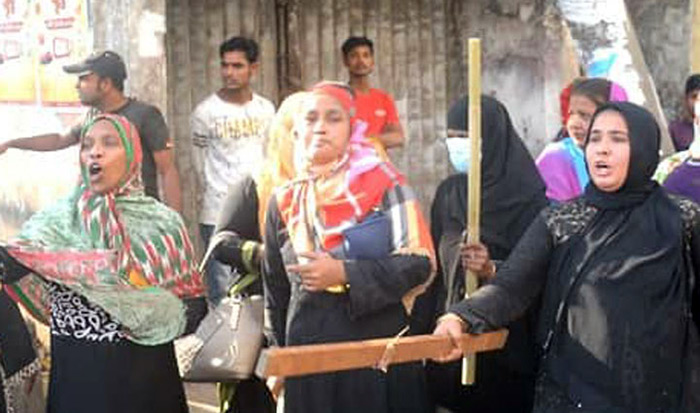 চুলোচুলির পর লাঠি-সোটা নিয়ে মহিলাদলের মারামারি