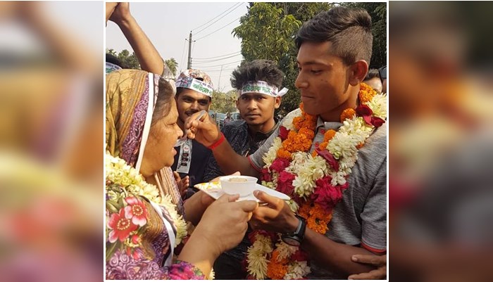 চ্যাম্পিয়ন অভিষেককে মিষ্টি খাওয়ালেন মাশরাফির মা