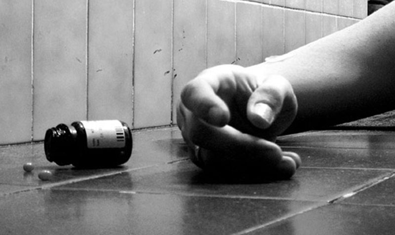 প্রেমিকার কবরে প্রেমিকের বিষপান
