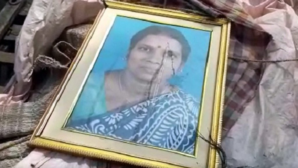 স্ত্রীর ছবি গলায় ঝুলিয়ে স্বামীর কাণ্ড