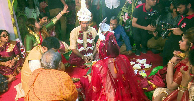 পূজার সঙ্গে গাঁটছড়া বাঁধলেন সৌম্য