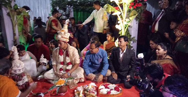 পূজার সঙ্গে গাঁটছড়া বাঁধলেন সৌম্য