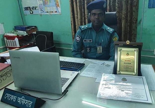 সাক্ষাৎ মৃত্যুর মুখ থেকে ফিরে আসা মকবুল শ্রেষ্ঠ পুলিশ অফিসার