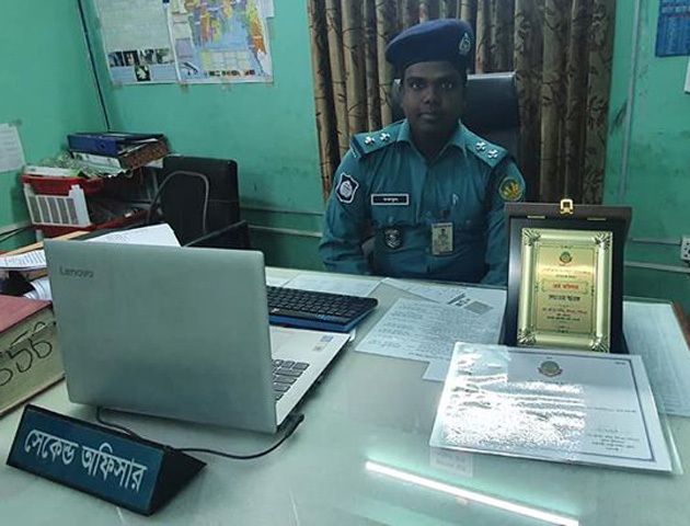 সাক্ষাৎ মৃত্যুর মুখ থেকে ফিরে আসা মকবুল শ্রেষ্ঠ পুলিশ অফিসার