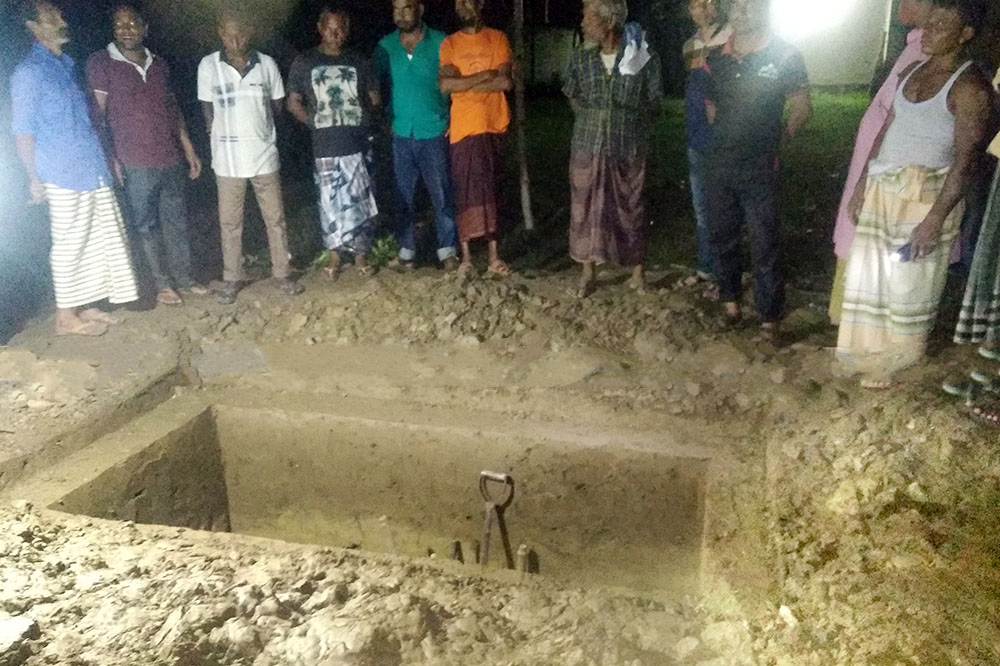 বড় বোনের কবর খুঁড়তে খুঁড়তেই চলে গেলেন ছোট ভাইও