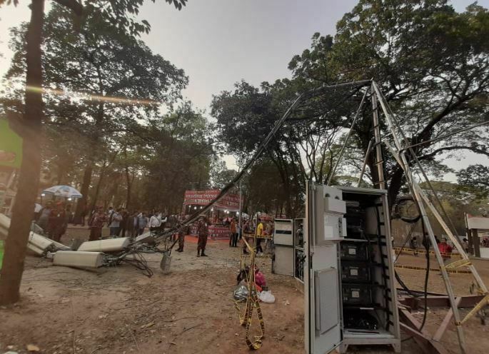 বইমেলায় আচমকা ভেঙ্গে পড়লো মোবাইল টাওয়ার