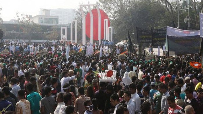 ভাষা শহীদদের শ্রদ্ধা জানাতে কেন্দ্রীয় শহীদ মিনারে জনতার ঢল