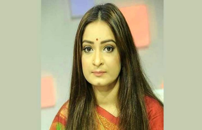 দেশ ছাড়লেন নিপুণ রায়