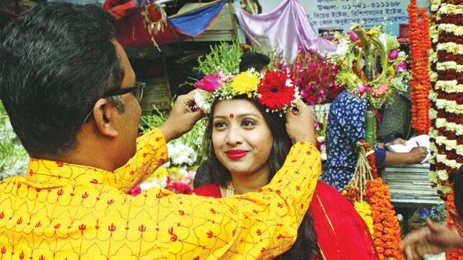 বাসন্তী রঙে রঙিন ভালোবাসা দিবস আজ